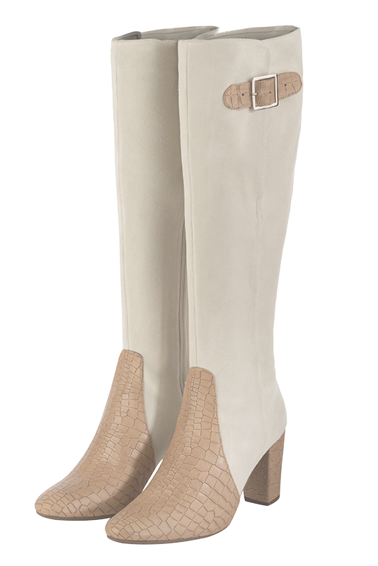 Bottes femme élégantes et raffinées, avec des boucles, réalisées sur mesure, coloris beige sahara et blanc cassé. Bout rond. Haut. Talon bottier. Mollets fins ou larges. Personnalisation : Choix des cuirs, des couleurs et des talons. - Florence KOOIJMAN